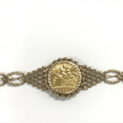 A 1982 half sovereign in a 9ct gold gate bracelet. 10.65g Postage A