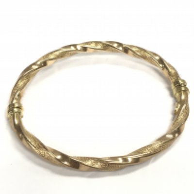 A 9ct gold bangle. 6.45g and approximately 7cm diameter.