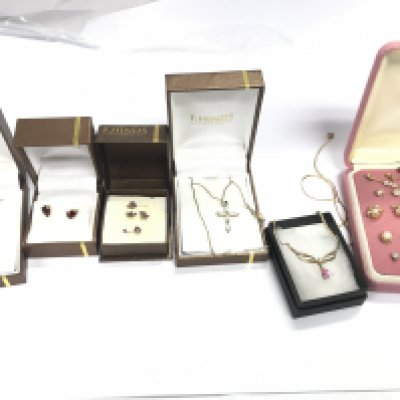 A collection of assorted jewellery including gold items Postage B
