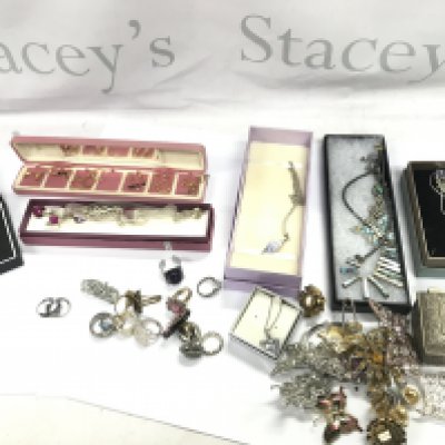 A collection of costume jewellery including necklaces and brooches etc. Postage B