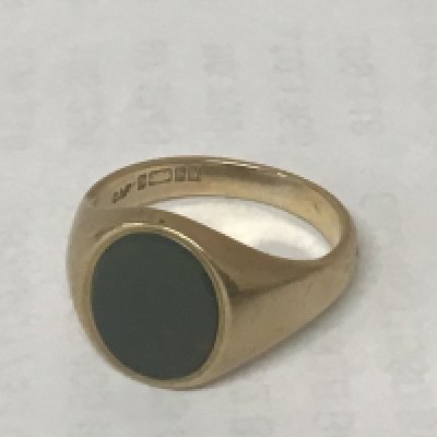 A Gents 9carat gold ring set with a polished stone total weight 7.5g