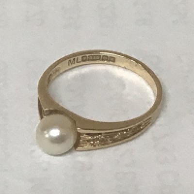 A 9carat gold ring set with a pearl weight 2.3g.