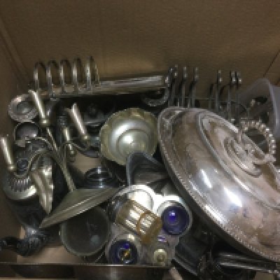 A box of mixed silver plated items. Shipping category D.