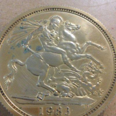 A Royal mint coin club desk weigh in the form a sovereign.