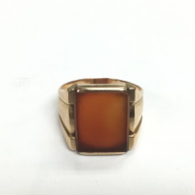An 18ct gold gents ring set with a coloured stone, approx 10g and approx size L. Shipping category A.