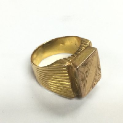 A high grade gold ring, unmarked. Approx 11.9g and approx size M. Shipping category A.