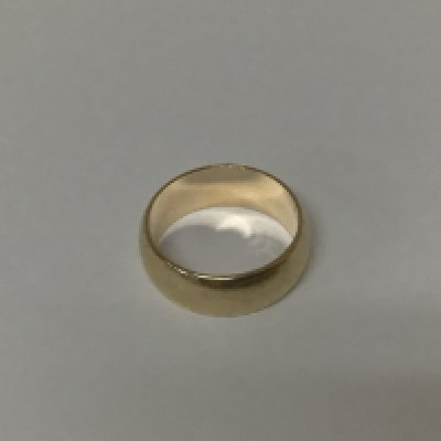 An unmarked wedding ring weight 4.5g.