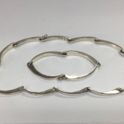 A silver bracelet and matching necklace (2). Shipping category A.