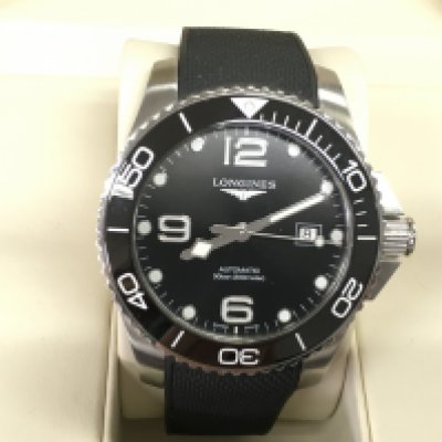 A Longines Hydroconquest gents watch. Black dial and steel case 43mm. In very good condition seen running. Comes with box and card. Postage B