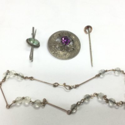 A small mixed lot of jewellery comprising a silver Scottish brooch, child's necklace, stick pin and brooch. Shipping category A.- NO RESERVE