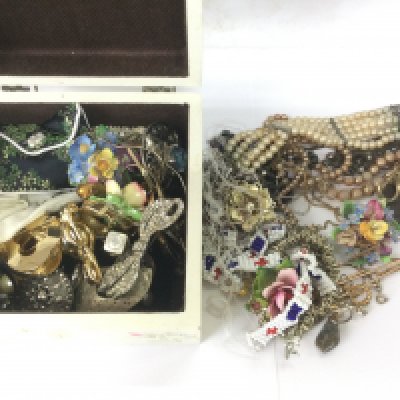 A small box of costume jewellery. Shipping category B.- NO RESERVE
