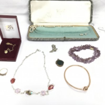 Small collection of costume jewellery including approximately 2.5g of 9ct gold and a Pandora bracelet. Postage B
