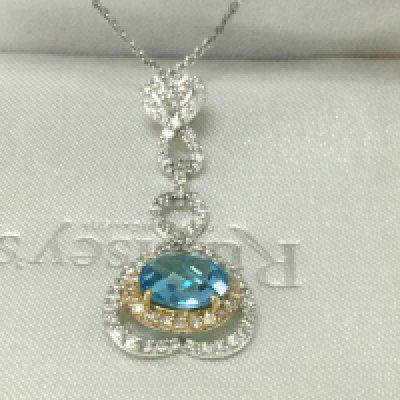 18ct white gold heart pendant set with an oval checkerboard blue topaz and several RBC and R/C diamonds on a silver chain, boxed. Topaz 2.34ct, Diamond 1.00ct