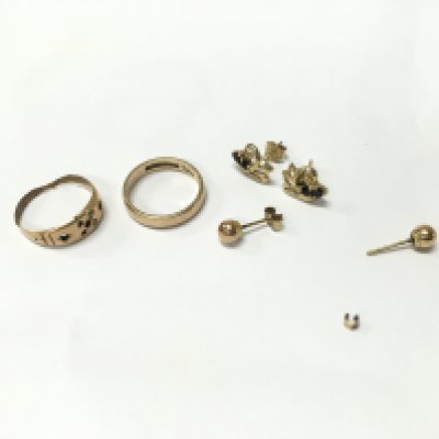Mixed 9ct gold jewellery including a wedding band, a small brooch etc. total weight 11.1g .postage category A 5.91
