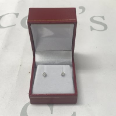 Pair of 18ct white gold 4-claw set diamond solitaire studs, boxed. Diamonds 0.28ct.
