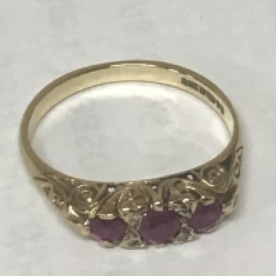 A 9carat gold ring set with ruby weight 3g.