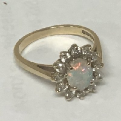 A 9carat gold ring set with an opal. Weight 3G