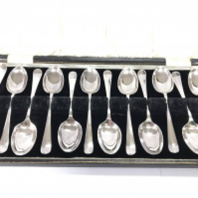 A cased set of 12 silver teaspoons with Sheffield hallmark circa 1931. 240g