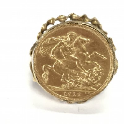 A 1912 full sovereign rings. Size M and 14.15g