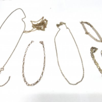 A collection of assorted 9ct gold necklaces and chains which are damaged. 20.54g Postage A