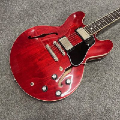 A 2021 Gibson ES 335 Electric Guitar in Cherry with Original Gibson Brown Case. Overall very good condition with very light playwear. No fretwear and very light scratches to back. Otherwise mint condition.