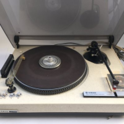 A Kenwood Trio KD-500 turntable, a Kenwood KA-3060R amplifier and a Philips CDC 586 6 disc multi CD player (3). Comes with remote controls etc.