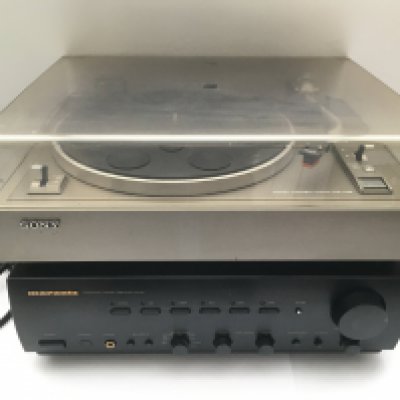 A Sony PS-1700 turntable and a Marantz PM-65 amplifier (2).