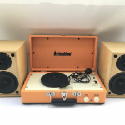 A Steepletine SRP025 record player, a Philips EM micro system etc.