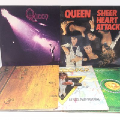 Three early UK pressings of Alice Cooper LPs including 'Billion Dollar Babies complete with insert, 'School's Out' and 'Welcome To My Nightmare' plus two early UK pressings of Queen LPs (5).