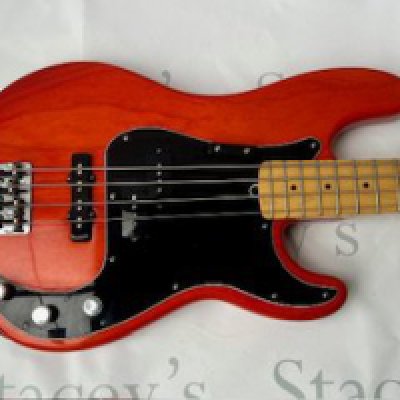 A 2000 USA Fender Hot Rod Bass Guitar in Trans Orange with Black Pickguard and Chrome brightwork. These bass guitars were manufactured by Fender to incorporate the best of both the Fender Precision Bass and Fender Jazz Bass and have both P and J Pickups. This one is in very good + condition overall with no damage to the body, very light edge wear and play wear to the neck and light tarnishing to the brightwork. Comes with original case.