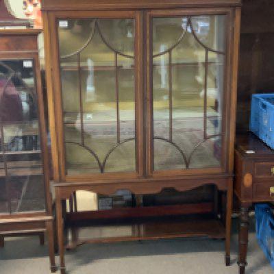 An Edwardian display cabinet. 166cm x 101cm x 34cm