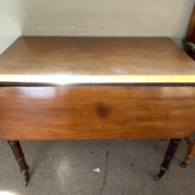 A Victorian mahogany breakfast table. 90cm x 110cm. NO RESERVE
