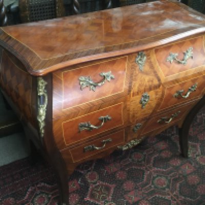 A reproduction French style chest of drawers . Dimensions 90cm wide 41cm deep 76cm tall