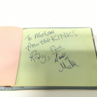 An autograph booklet containing the signatures off the original Kinks line up pkus