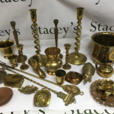 A box of brassware including candlesticks etc. Shipping category D.