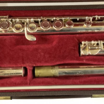 A cased Buffett and Crompton flute with curved and straight heads. Chrome plated.