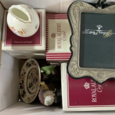 A mixed Lot Royal Doulton and Royal Albert glassware.