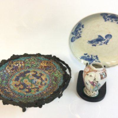 A Chinese blue and white fish plate with a six character mark at the base, 20cm wide. Cloisonne dish with metal stand, Famille rose vase. This lot cannot be posted