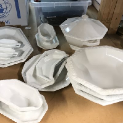 White Rosenthal part service, Maria. Including dishes, gravy boats etc. this lot cannot be posted