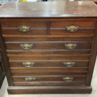 An Edwardian walnut chest of drawers. 102.5cm x 100cm x 49cm