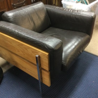 A designer leather chair by Robin Day for Habitat. Shipping category D.