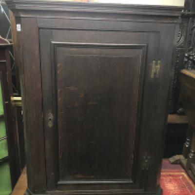 A Georgian oak wall mounted corner cabinet. No reserve.