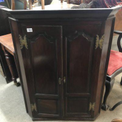 A large Georgian oak corner cabinet. 109cm x 86cm ( No Reserve).