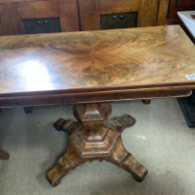 A quarter veneered mahogany folding breakfast table. (Bolt missing)