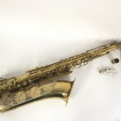 A late 1950s Keilworth 'The New King' tenor saxophone, serial number 28204. Comes with a highly sought after Selmer D mouthpiece and rare plastic covering and is supplied with a carry case. Has recently been professionally serviced.