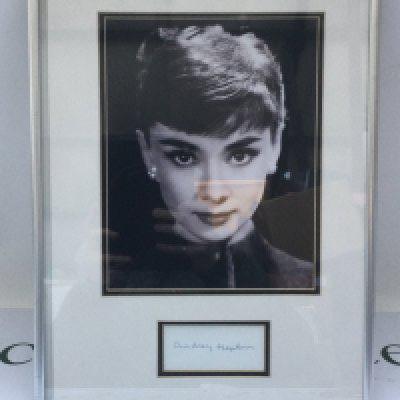 A framed and glazed signed photo of Audrey Hepburn, approx 31cm x 41cm. Comes with COA. Please note that we are not experts in this field and can offer no guarantees that these signatures are genuine and will not be held responsible should they prove otherwise.
