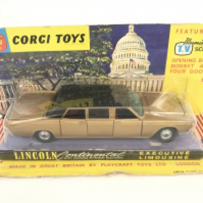 A Boxed Corgi Lincoln Continental. #262.