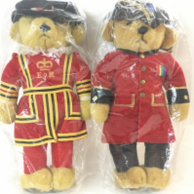 2 X Merrythought Bears. A Beefeater and a Chelsea pensioner. NO RESERVE