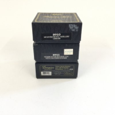 3 Boxed Britains premier series. 41026 vickers gun. 8911 vickers maxim machine gun. 8910 mounted artillery officer.