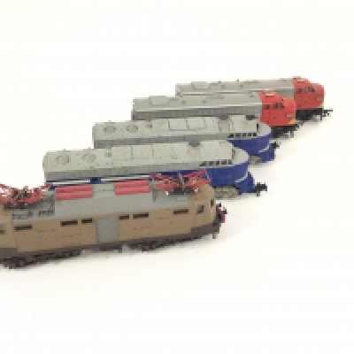 A box of assorted Hornby locos. Ic125 3 car set Triang railway transcontinental set 4 cars Rivarossi Wabash motor and dummy units plus 1 other.